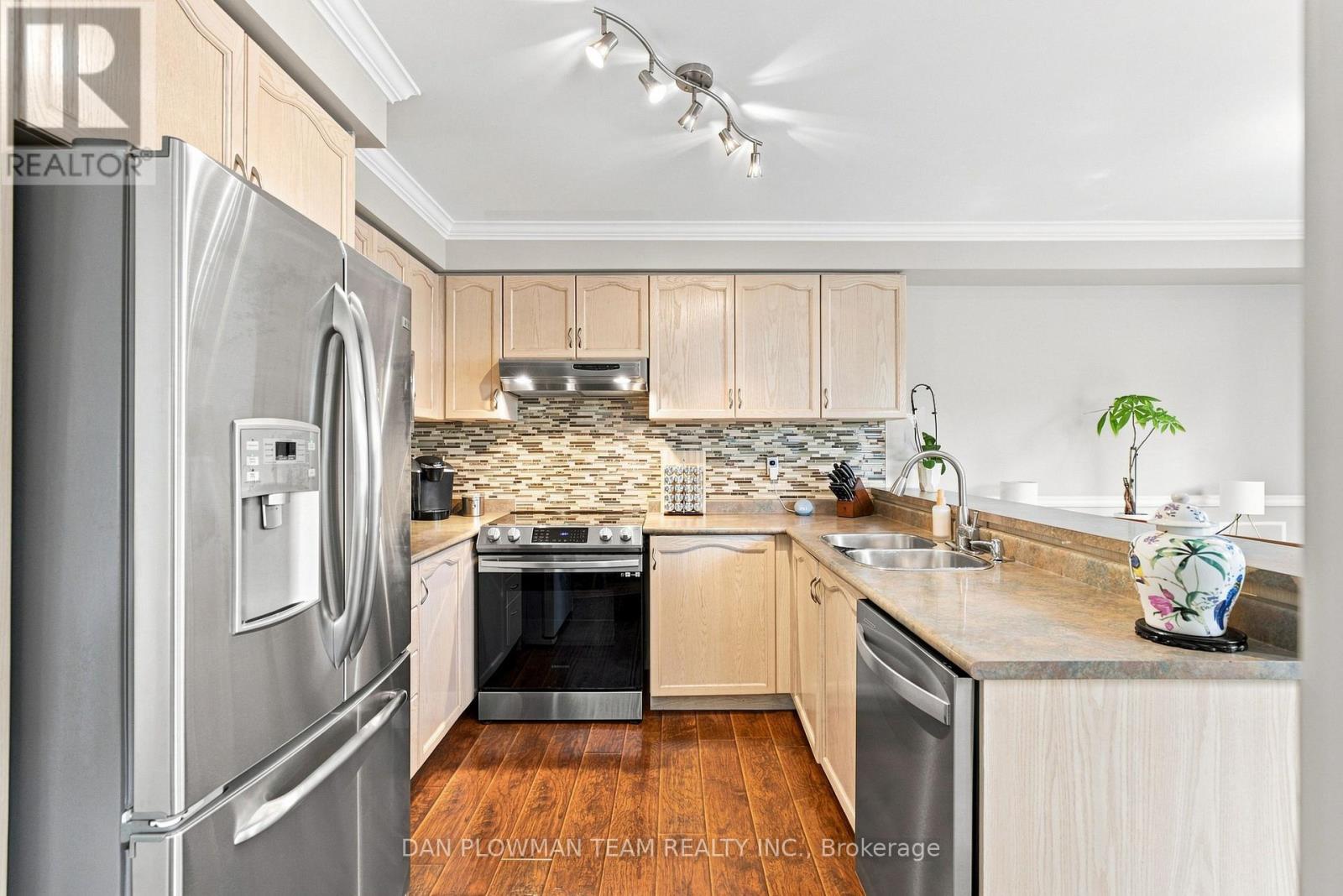 52 Wells Crescent, Whitby, Ontario  L1M 1C9 - Photo 12 - E13667732