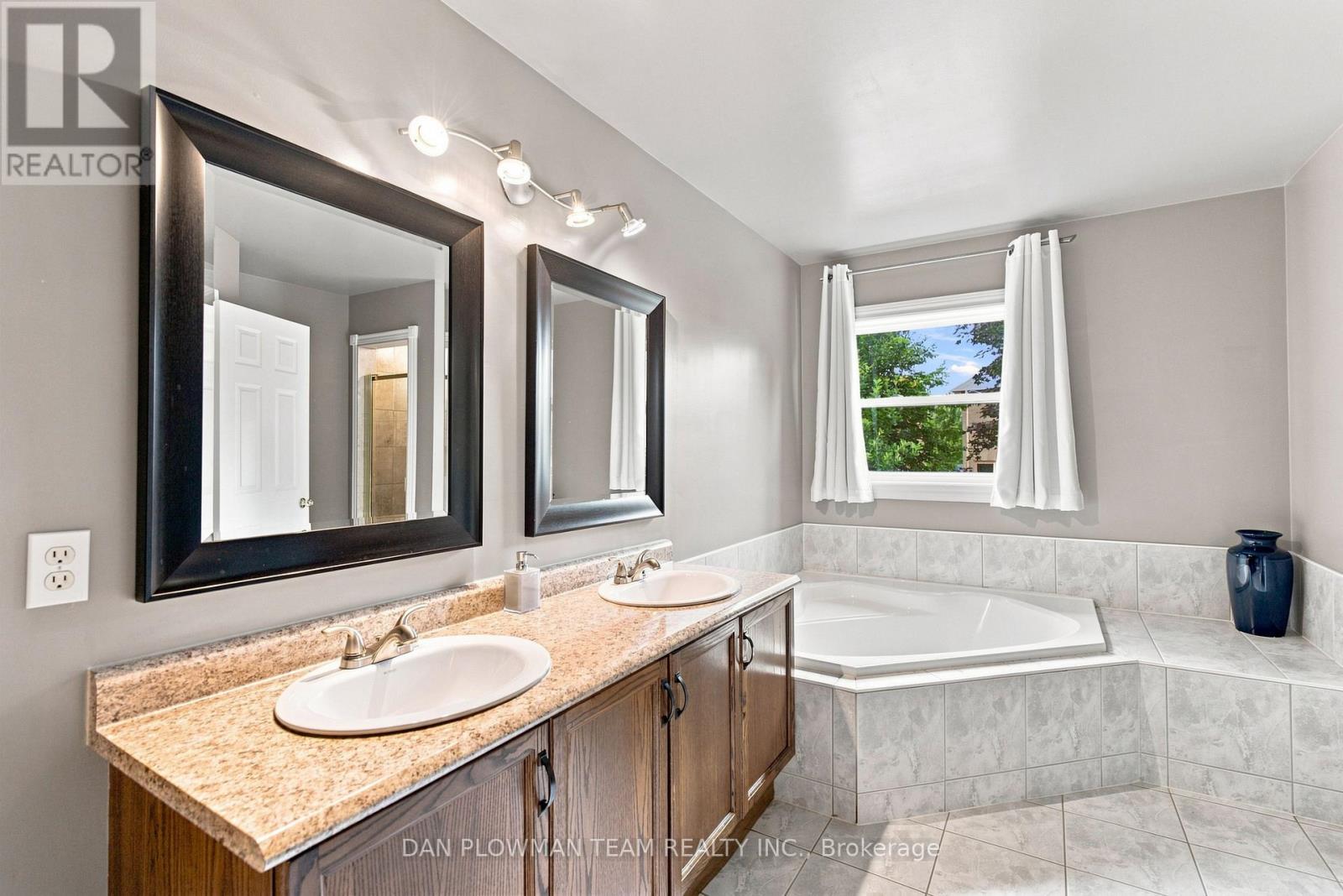52 Wells Crescent, Whitby, Ontario  L1M 1C9 - Photo 27 - E13667732