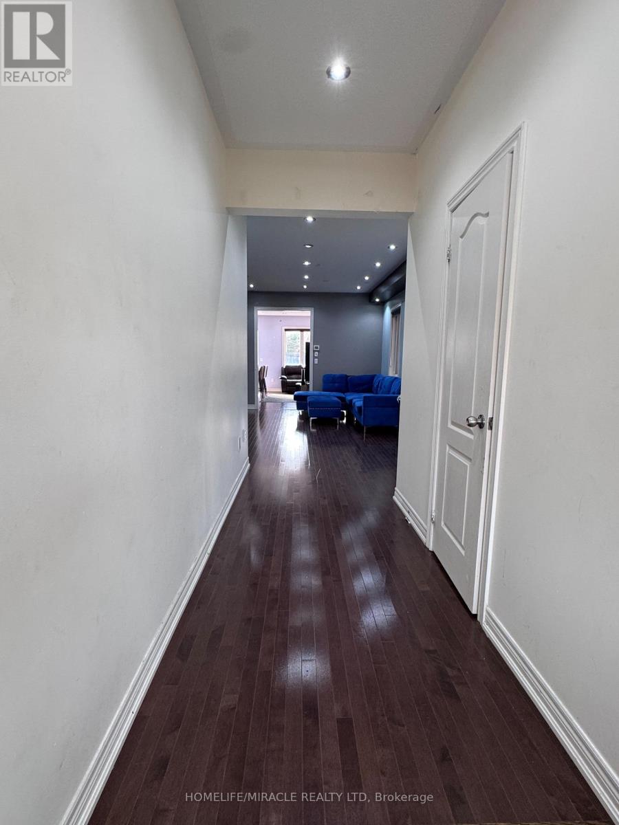 8 Altura Way, Brampton, Ontario  L6P 4A1 - Photo 5 - W13667658