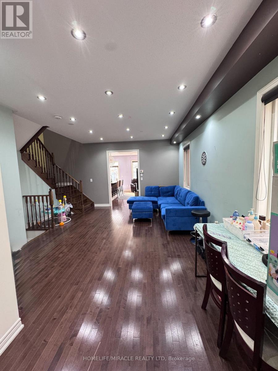 8 Altura Way, Brampton, Ontario  L6P 4A1 - Photo 7 - W13667658