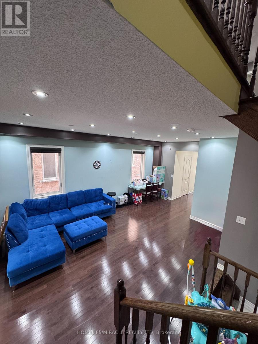 8 Altura Way, Brampton, Ontario  L6P 4A1 - Photo 8 - W13667658
