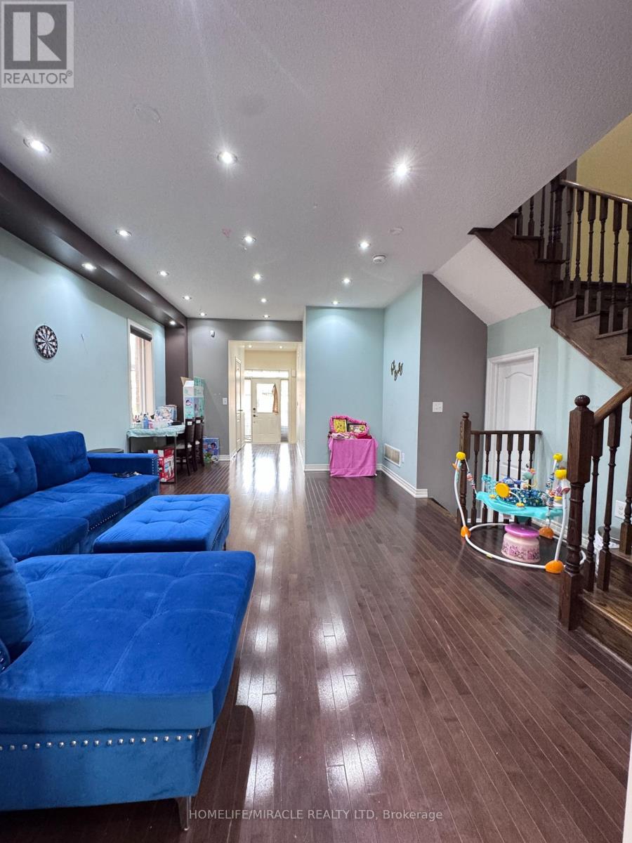 8 Altura Way, Brampton, Ontario  L6P 4A1 - Photo 9 - W13667658