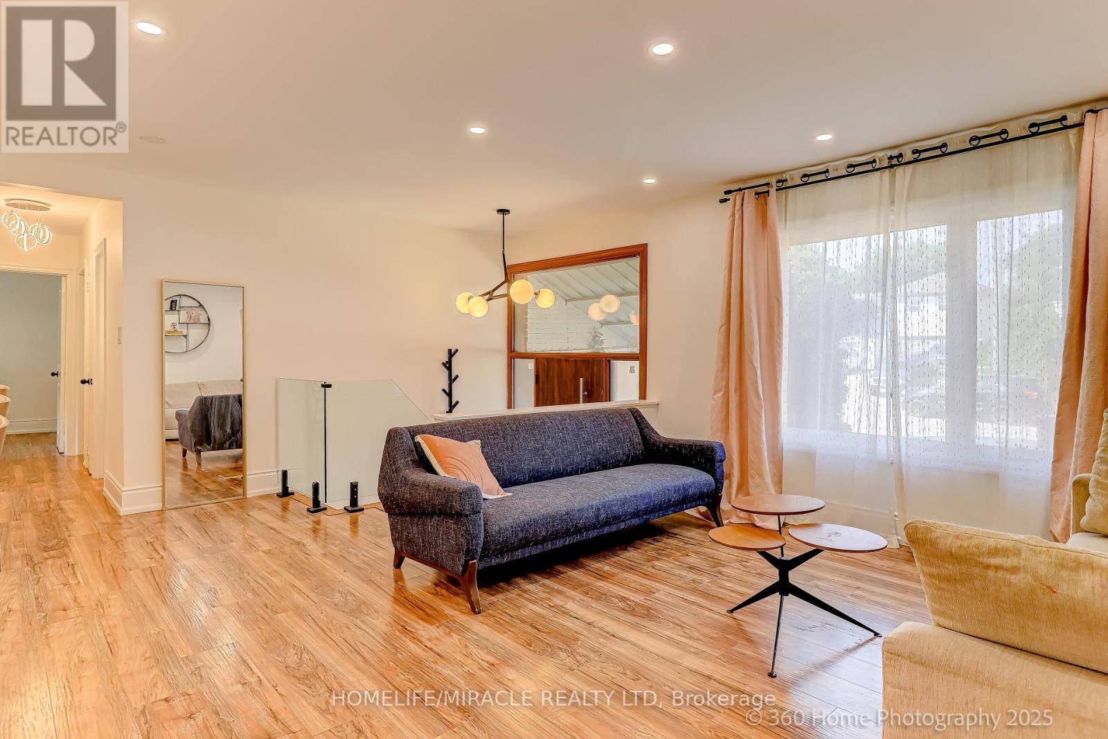 568 Weir Avenue, Oakville, Ontario  L6L 4X4 - Photo 3 - W13667672