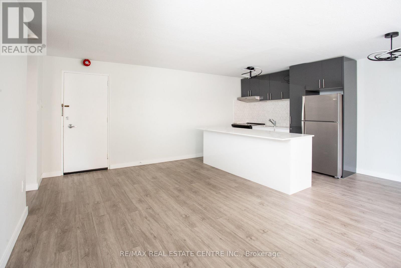 103 - 371 Lakeshore Road W, Mississauga, Ontario  L5H 1H4 - Photo 3 - W13667736