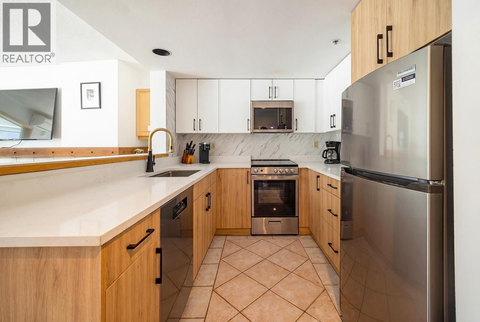 303 4280 Mountain Square, Whistler, British Columbia  V8E 1B9 - Photo 14 - R3118077