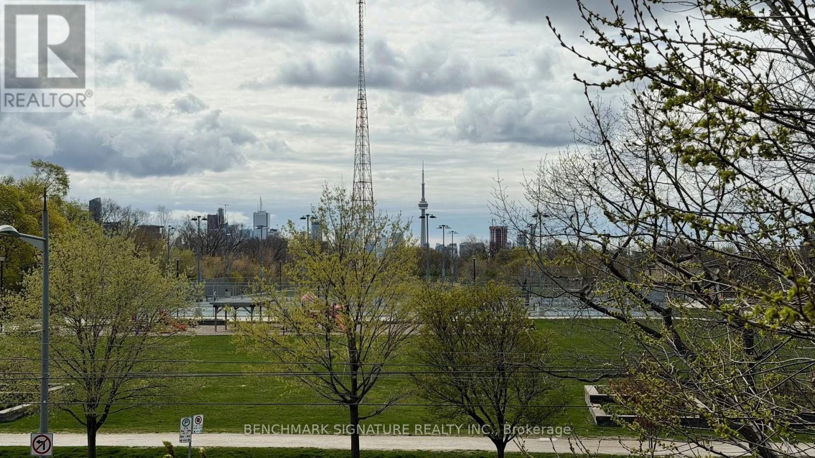 <div class="slider-price">$1,250,000</div><p>Th106 - 6 Parkwood Avenue, Toronto, Ontario</p>