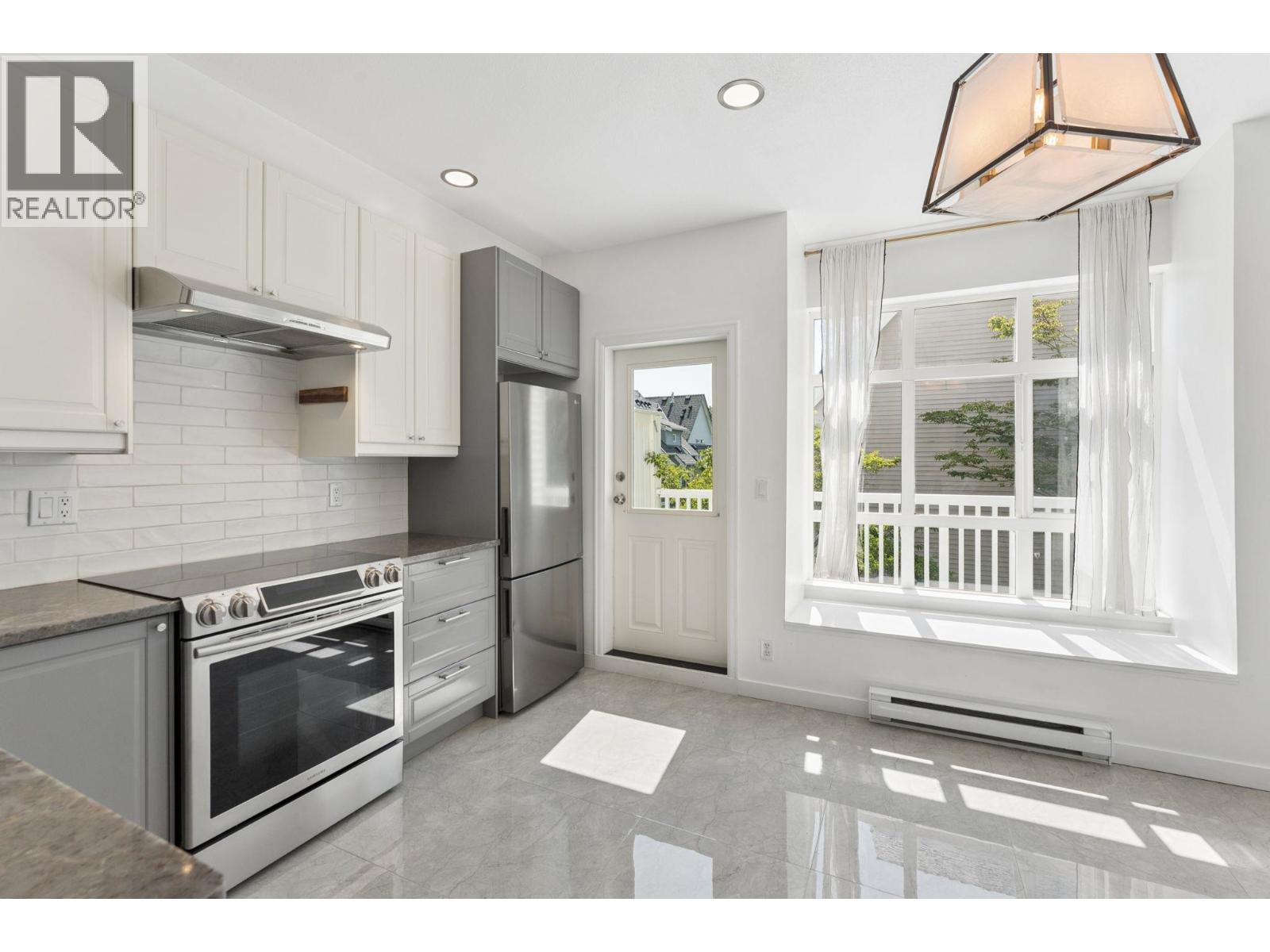 6702 Village Green, Burnaby, British Columbia  V5E 4K7 - Photo 8 - R3155165