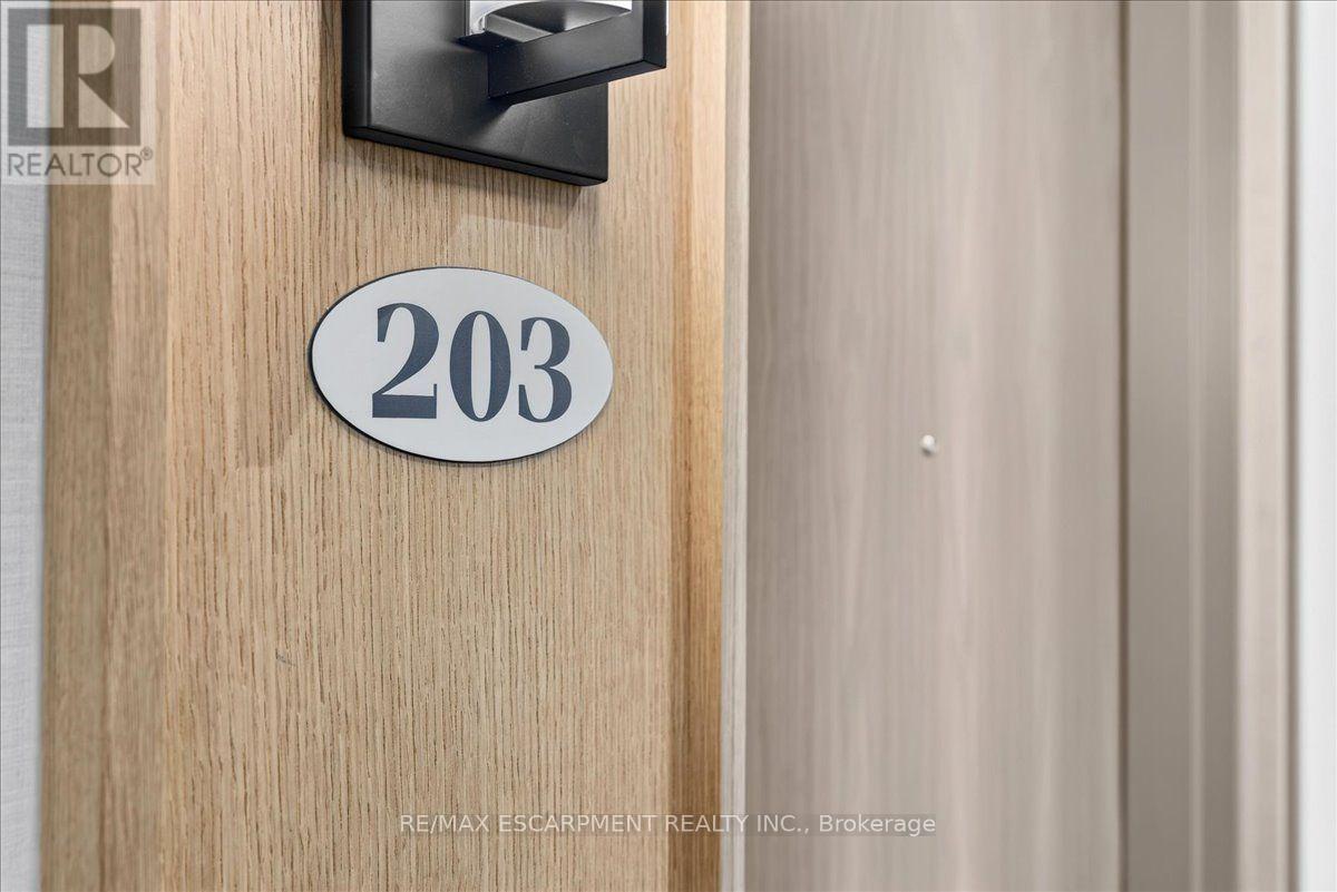 203 - 1441 Elgin Street, Burlington, Ontario L7S 1V1 - Photo 2 - W13667908