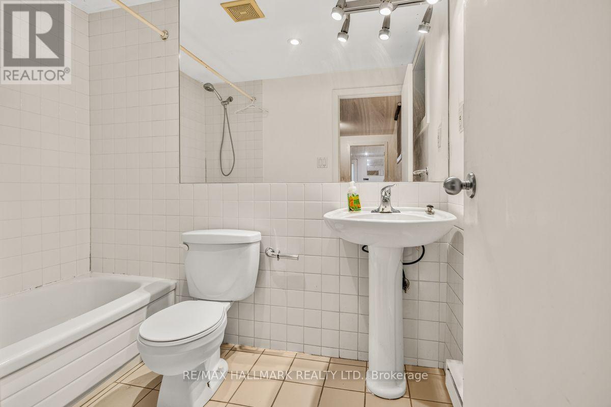 Lower - 483 Parkside Drive, Toronto, Ontario  M6R 2Z9 - Photo 11 - W13601064