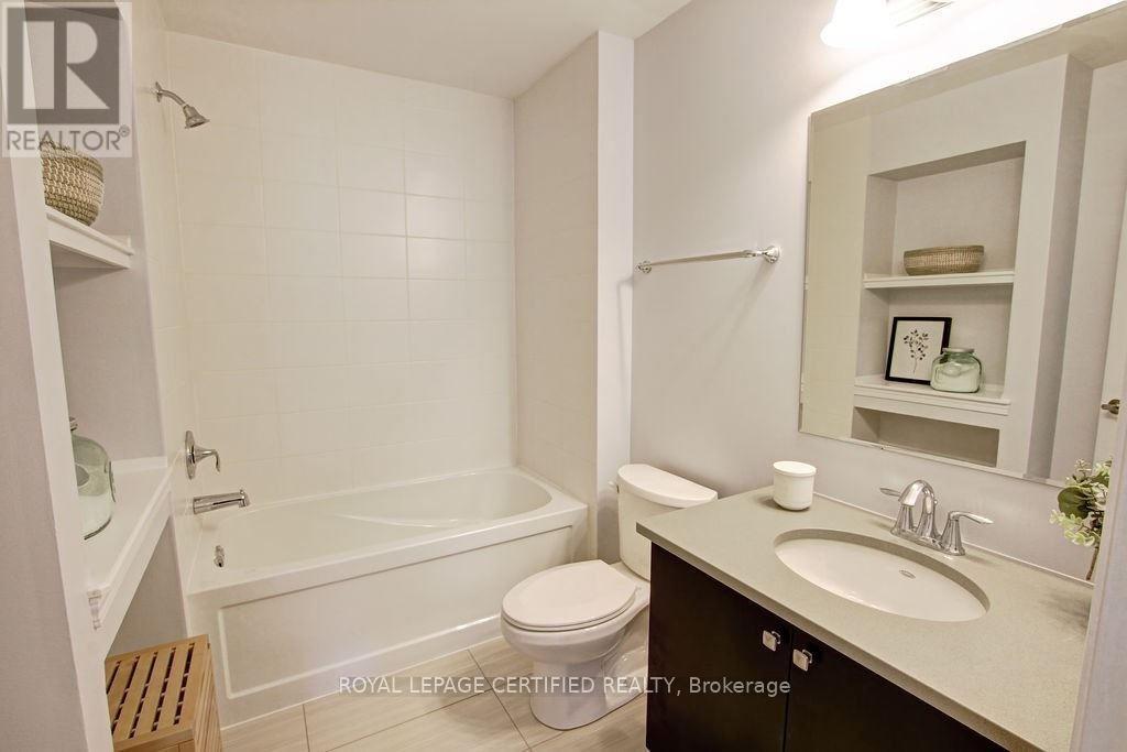 213 Betsy Drive N, Oakville, Ontario L6M 0V1 - Photo 4 - W13664050