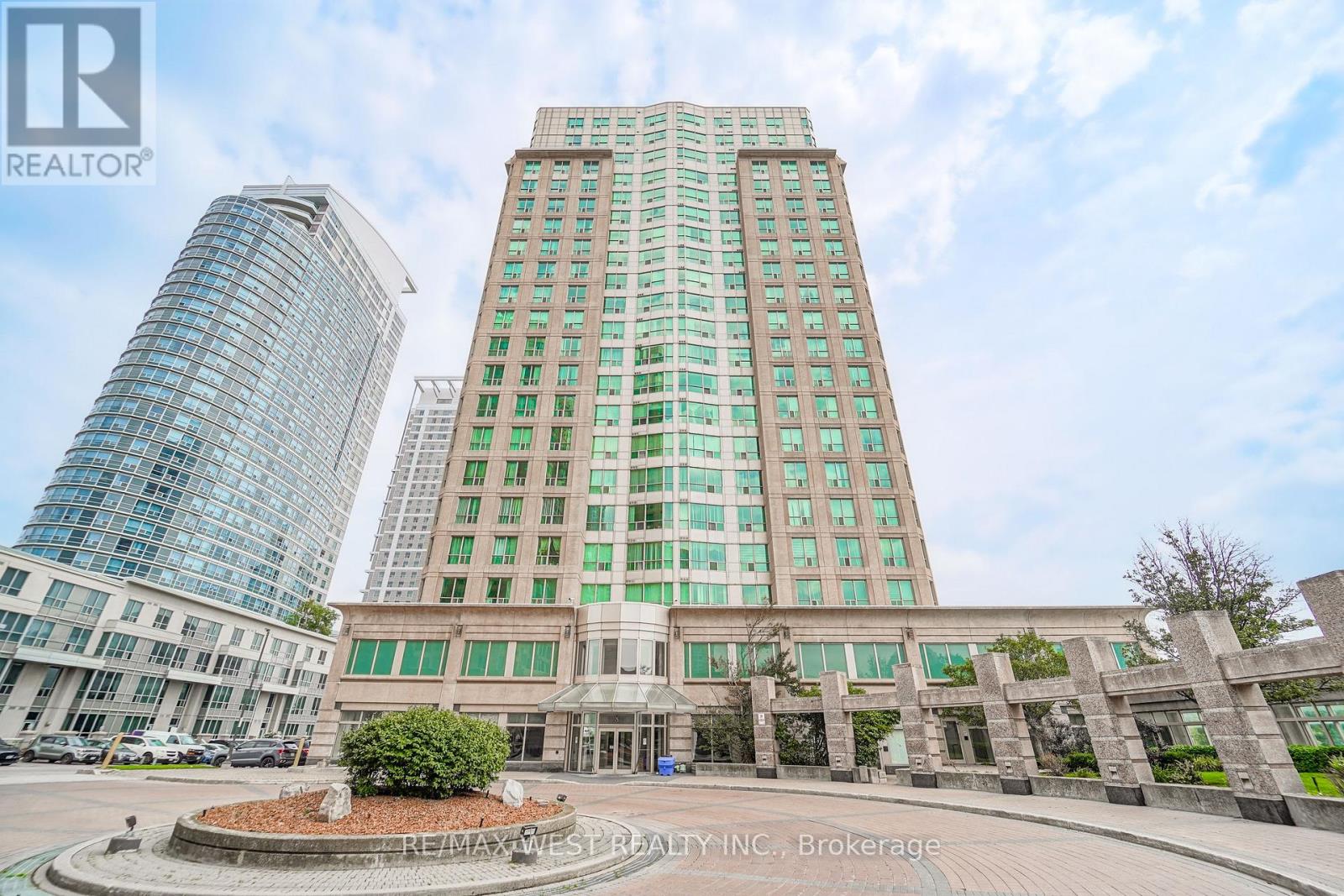 <div class="slider-price">$600,000</div><p>Ph103 - 8 Lee Centre Drive, Toronto, Ontario</p>