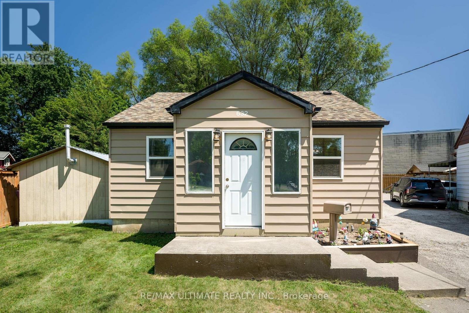 <div class="slider-price">$899,000</div><p>632 Trethewey Drive, Toronto, Ontario</p>