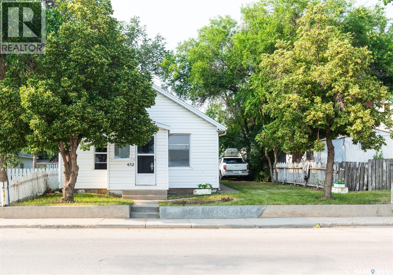452 Fairford Street W, Moose Jaw, Saskatchewan  S6H 1W2 - Photo 2 - SK045388