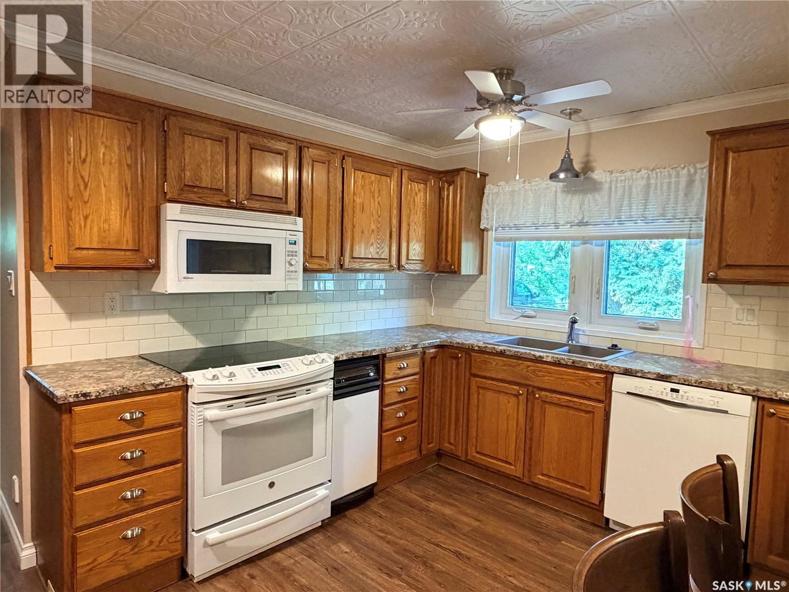 16 Main Street, Willow Bunch Rm No. 42, Saskatchewan  S0H 3T0 - Photo 3 - SK045041