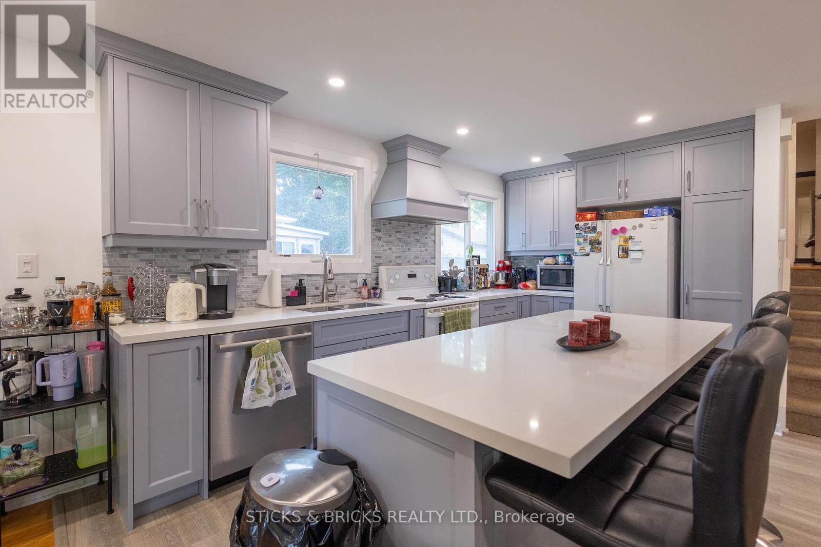 4479 Mitchell Avenue, Niagara Falls, Ontario  L2E 6R6 - Photo 4 - X13668234