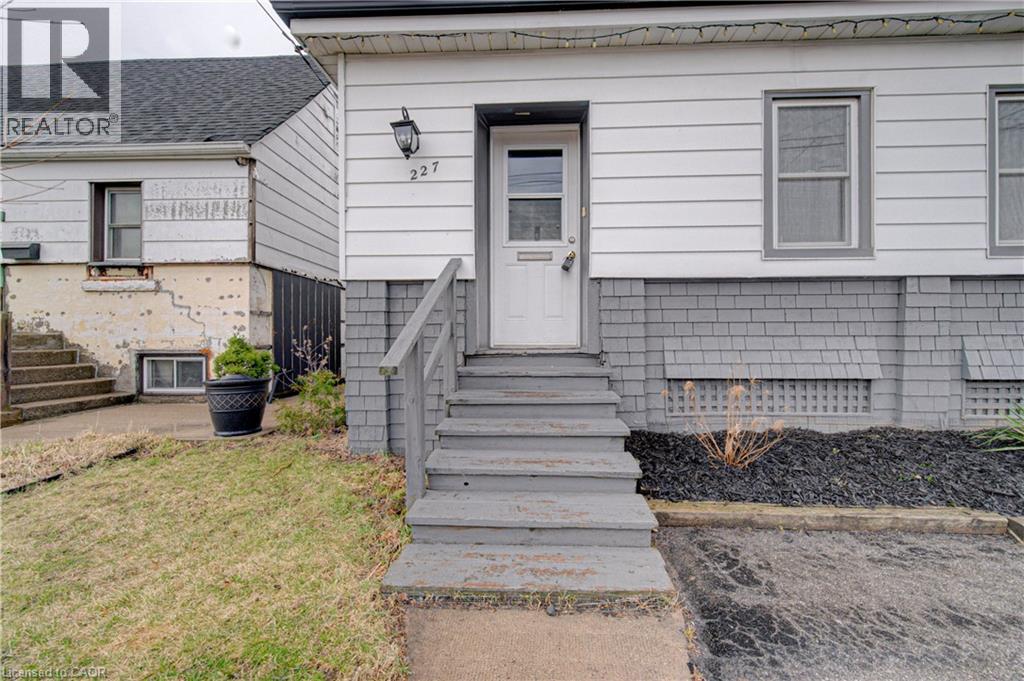 227 East 23rd Street, Hamilton, Ontario  L8V 2X2 - Photo 2 - 40855408