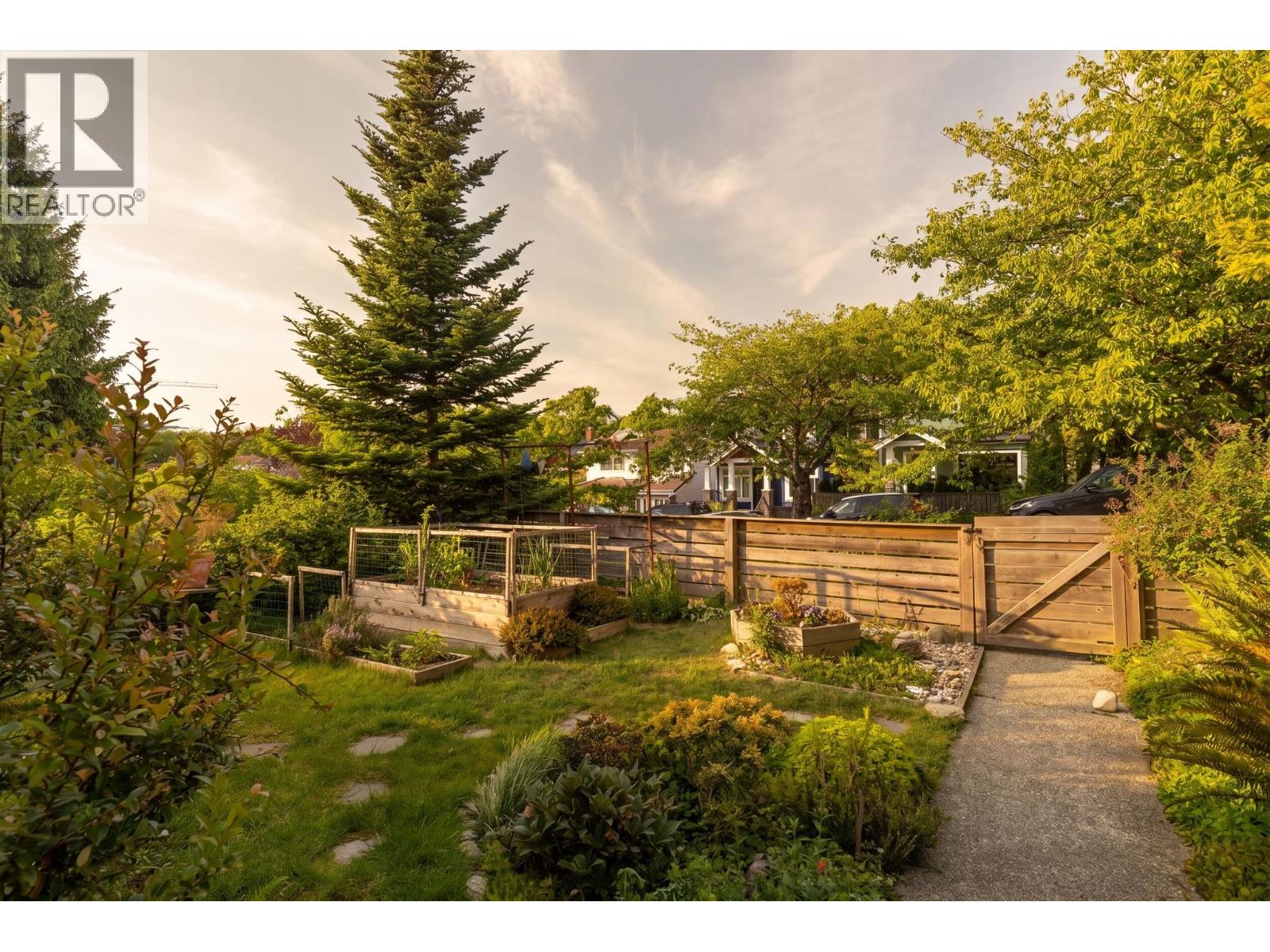 2554 E 7th Avenue, Vancouver, British Columbia  V5M 1T4 - Photo 2 - R3154542