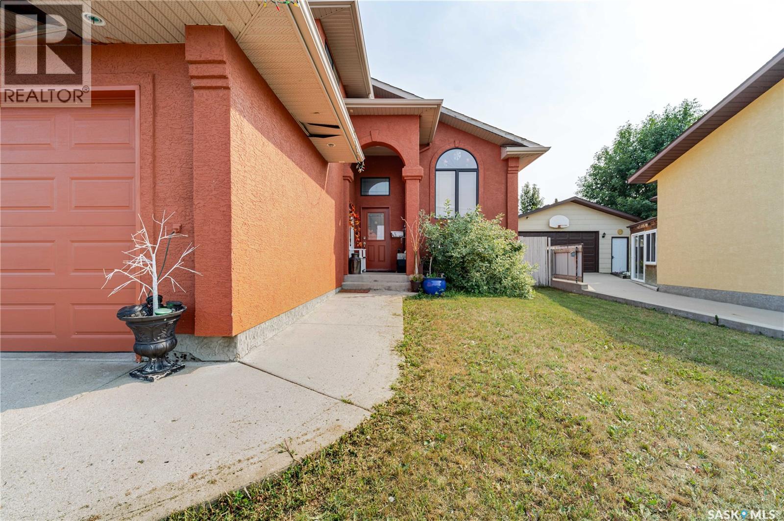 294 Wellington Drive, Moose Jaw, Saskatchewan  S6K 1A4 - Photo 3 - SK045371