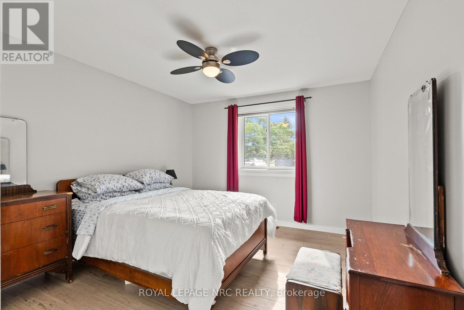 15 Park Road S, Grimsby, Ontario  L3M 2N8 - Photo 17 - X13668452