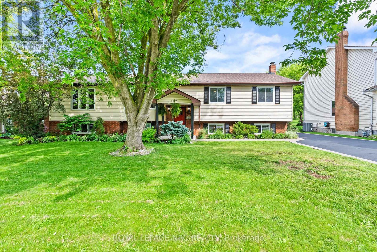 15 Park Road S, Grimsby, Ontario  L3M 2N8 - Photo 3 - X13668452