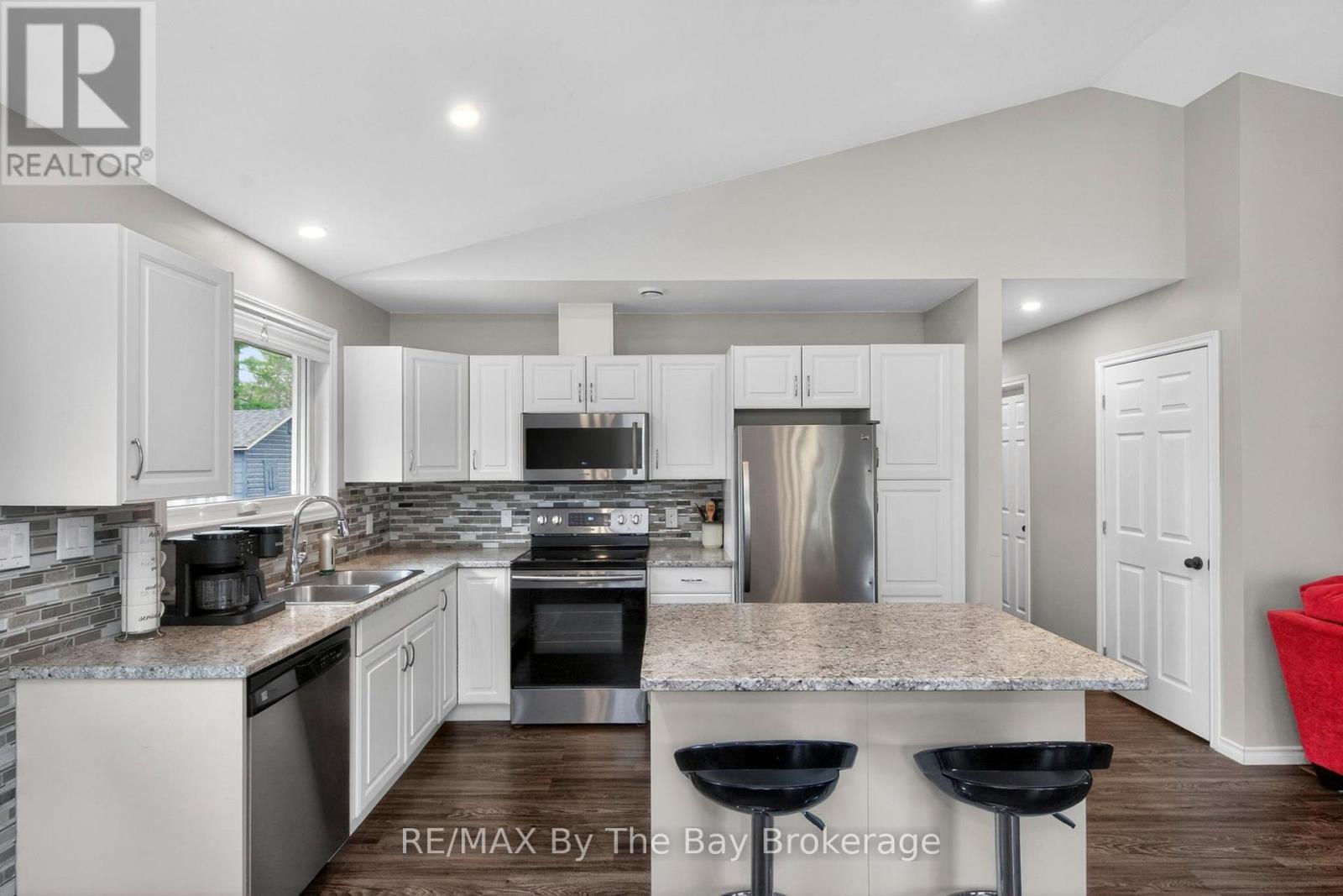 12 5th Lane, Wasaga Beach, Ontario  L9Z 2E9 - Photo 11 - S13668304