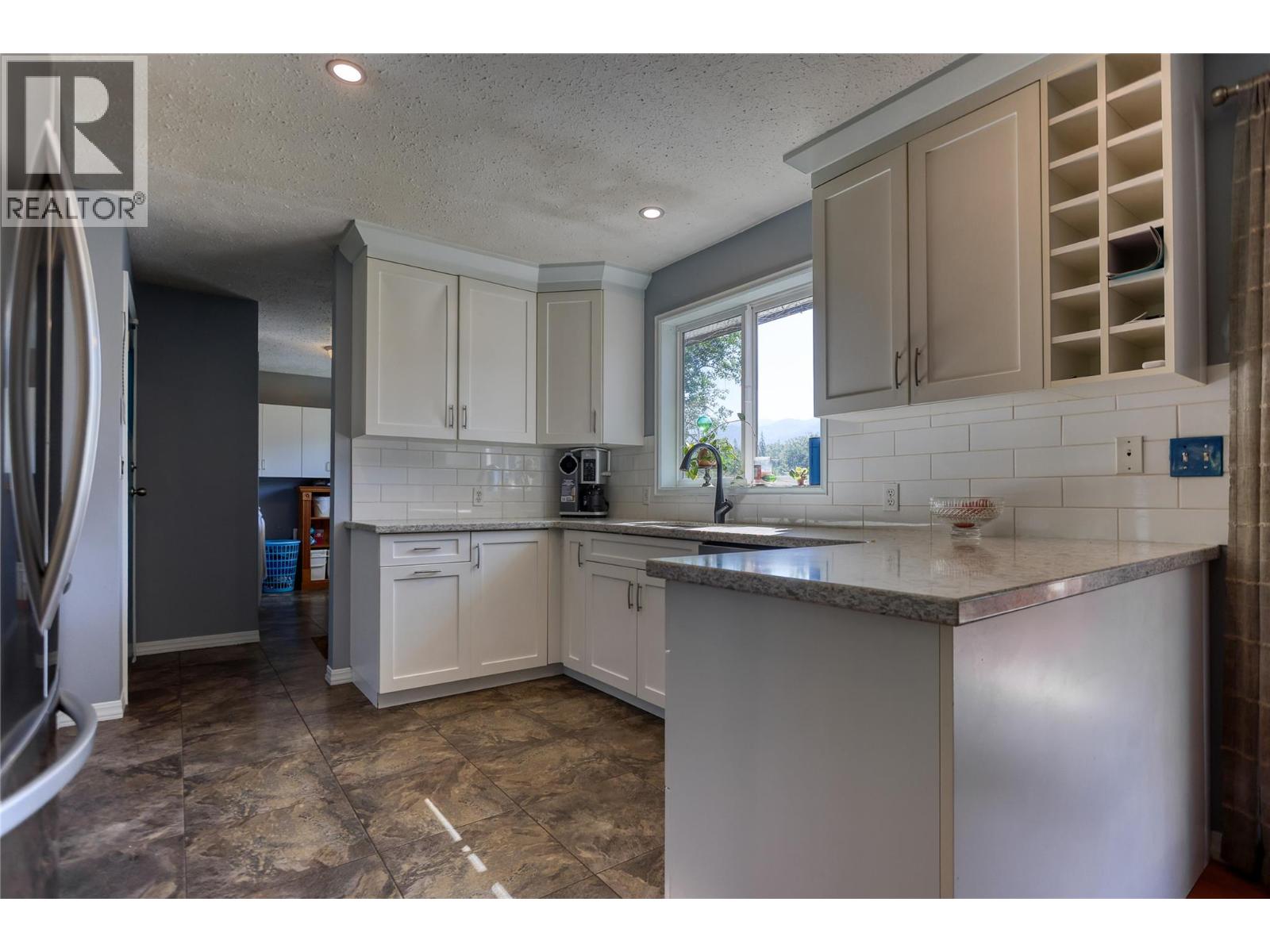 1520 3b Highway, Fruitvale, British Columbia  V0G 1L1 - Photo 14 - 10394022