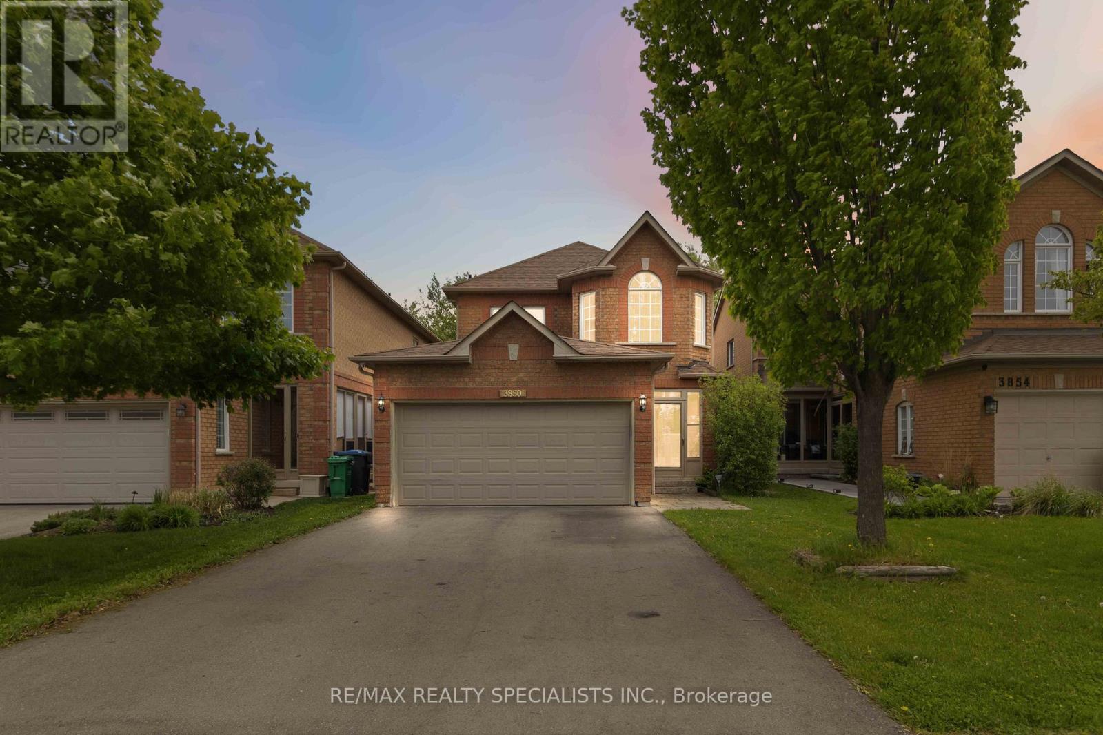 3850 Forest Bluff Crescent, Mississauga, Ontario  L5N 7V1 - Photo 2 - W13668308