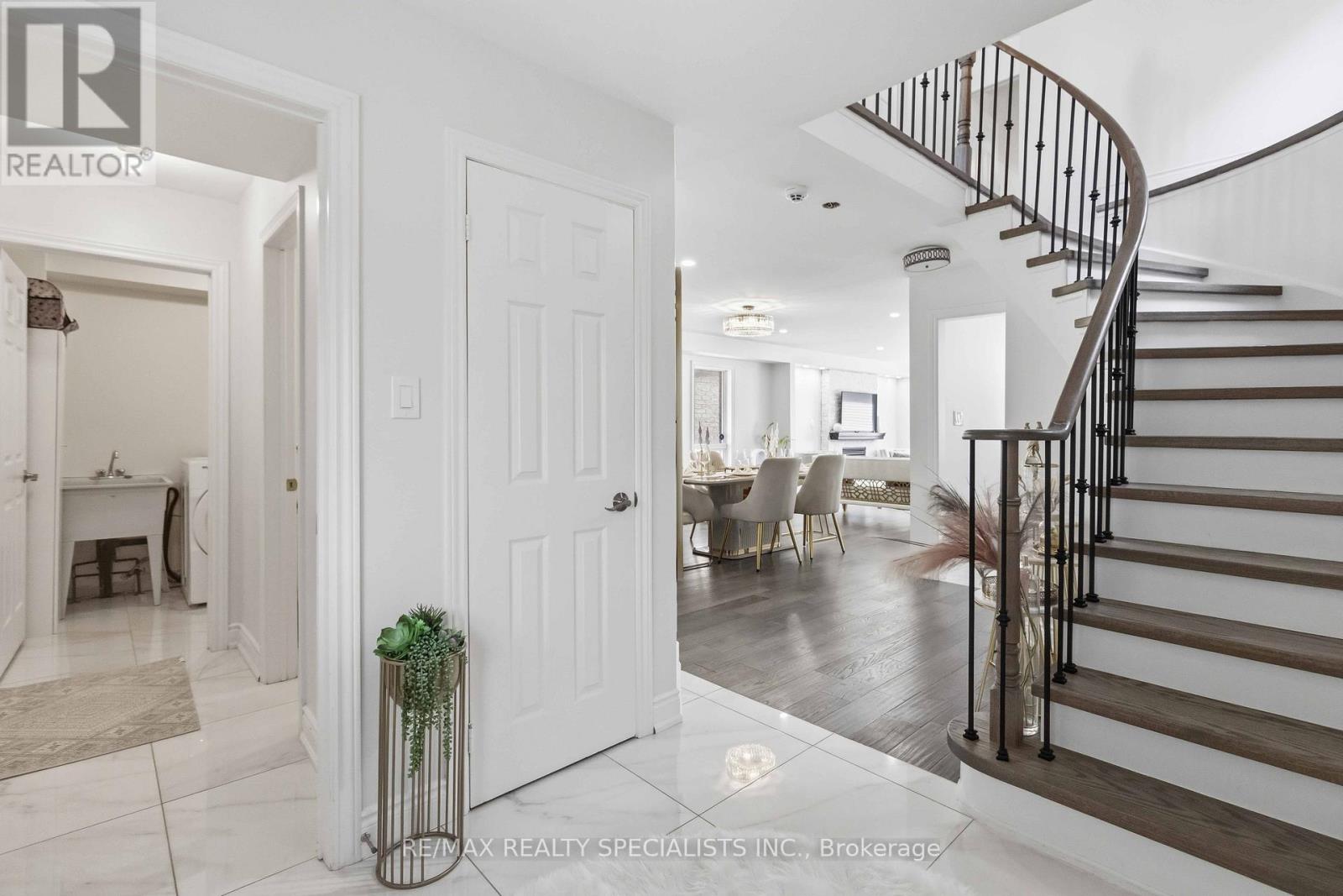 3850 Forest Bluff Crescent, Mississauga, Ontario  L5N 7V1 - Photo 4 - W13668308