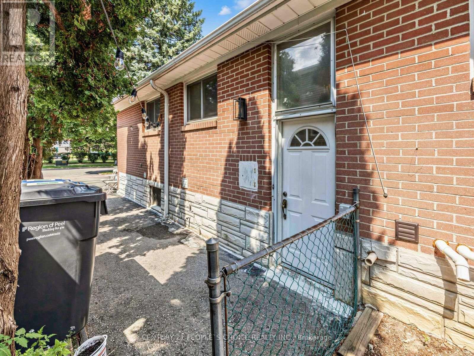 1465 Glen Rutley Circle, Mississauga, Ontario  L4X 1Z8 - Photo 2 - W13668456