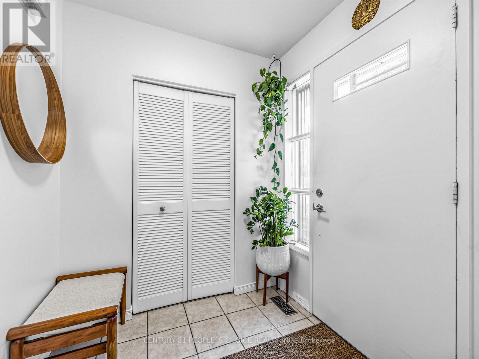 1465 Glen Rutley Circle, Mississauga, Ontario  L4X 1Z8 - Photo 3 - W13668456