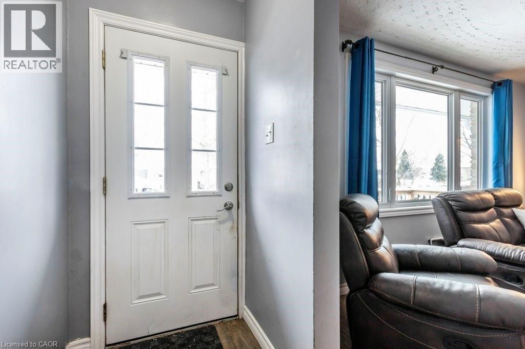 510 Oakridge Point, Waterloo, Ontario  N2L 4P2 - Photo 2 - 40855405