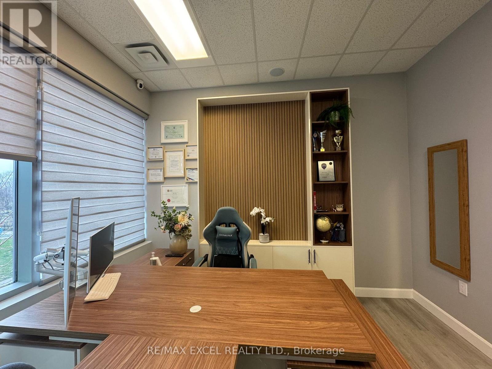 202 - 7163 Yonge Street, Markham, Ontario  L3T 0C6 - Photo 2 - N12972994