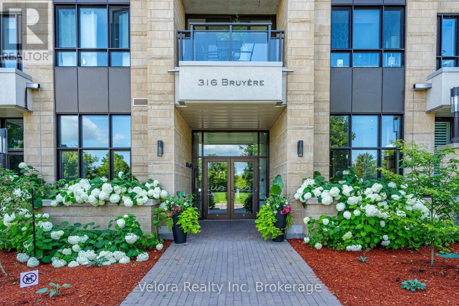220 - 316 Bruyere Street, Ottawa, Ontario  K1N 0C3 - Photo 2 - X13668570