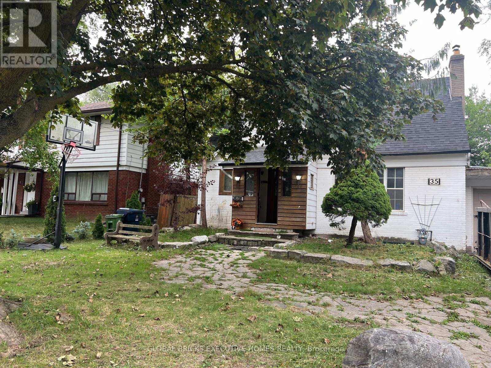 35 Luverne Avenue, Toronto, Ontario  M3H 1R7 - Photo 2 - C13668712