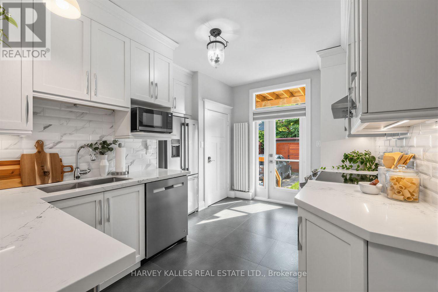 61 Appleton Avenue, Toronto, Ontario  M6E 3A4 - Photo 11 - C13668802