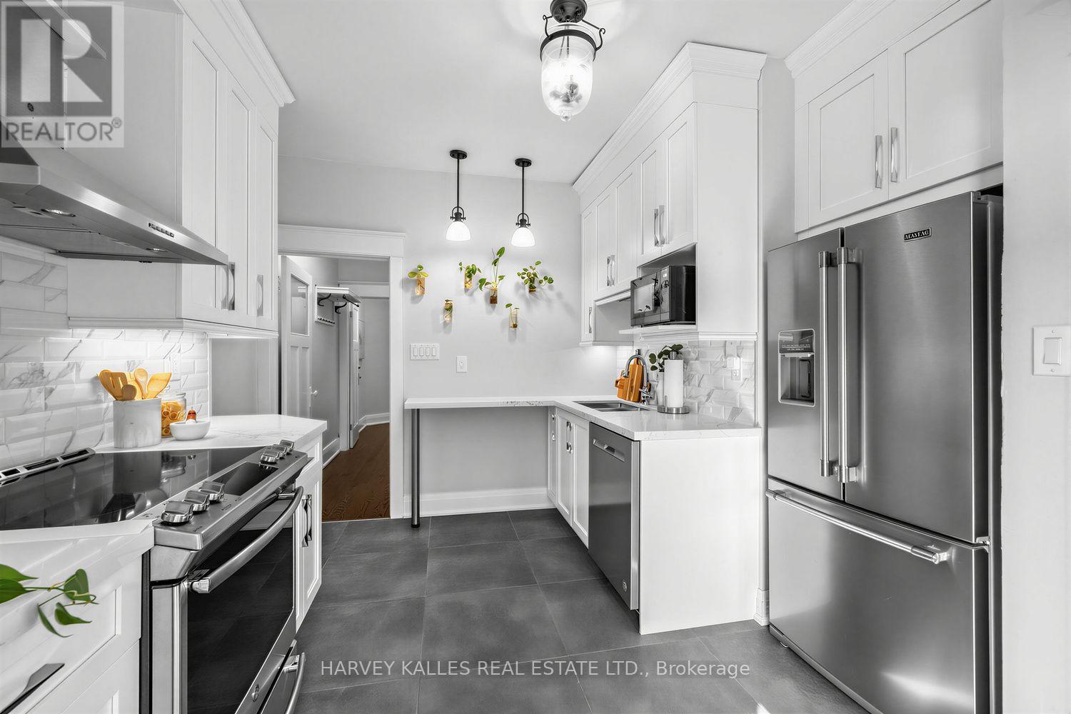 61 Appleton Avenue, Toronto, Ontario  M6E 3A4 - Photo 12 - C13668802