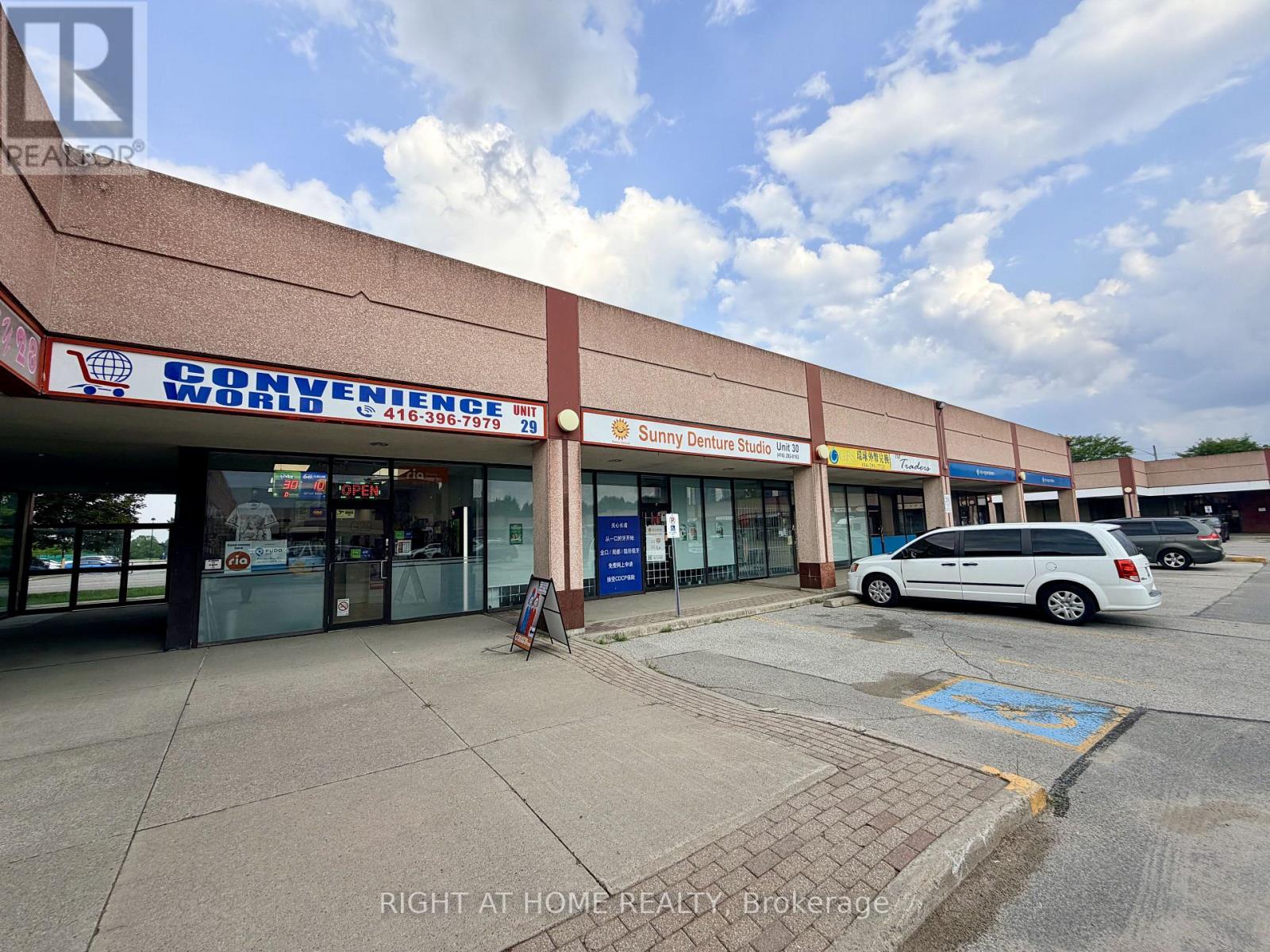 8 Glen Watford Drive, Toronto, Ontario  M1S 2C1 - Photo 3 - E13668686