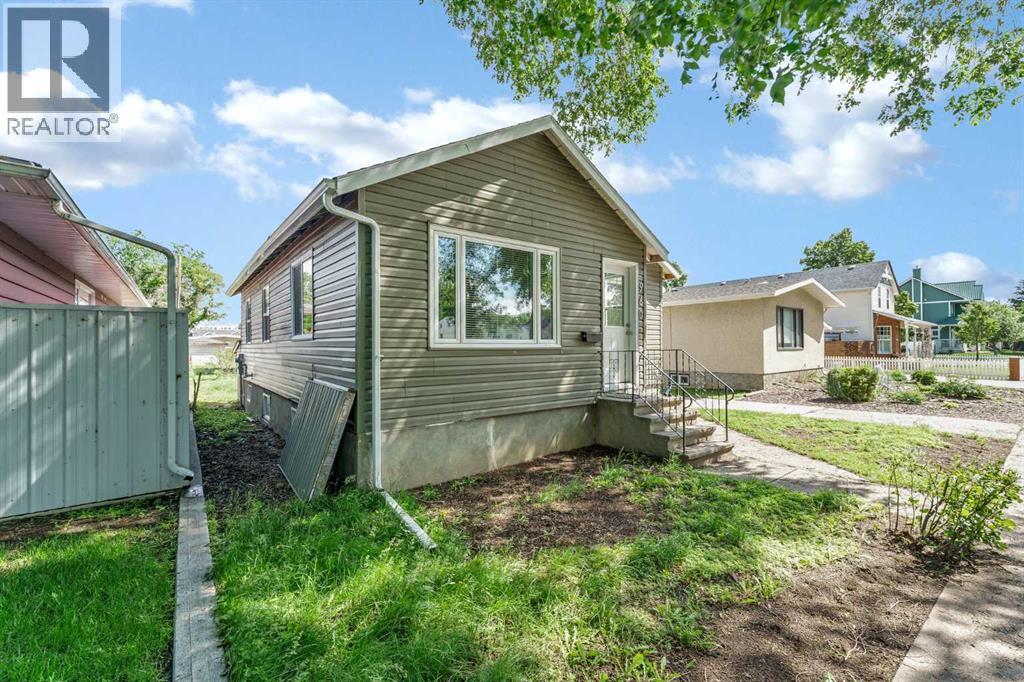 960 5 Street SE, Medicine Hat, Alberta  T1A 0P4 - Photo 3 - A2320291