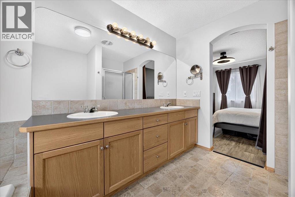 2745 Coopers Manor SW, Airdrie, Alberta  T4B 3J8 - Photo 22 - A2336267