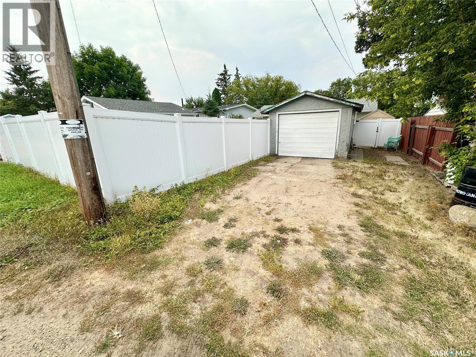 812 3rd Street Se, Weyburn, Saskatchewan  S4H 2E6 - Photo 11 - SK045364