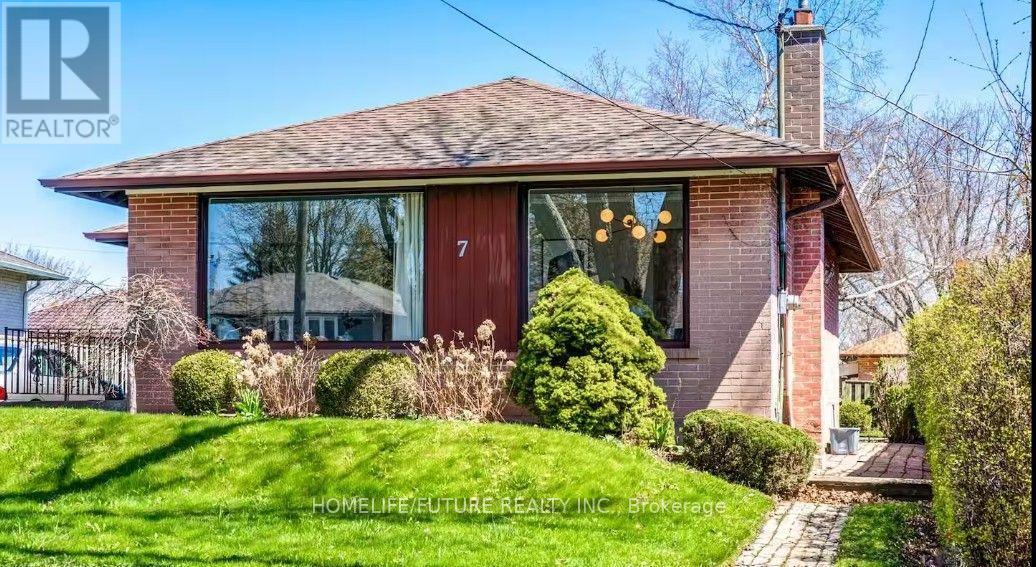 7 STONEHENGE CRESCENT