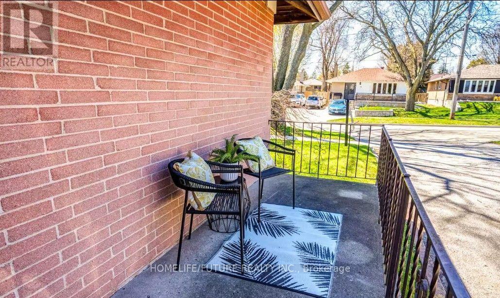 7 Stonehenge Crescent, Toronto, Ontario M1G 2P5 - Photo 2 - E13668894