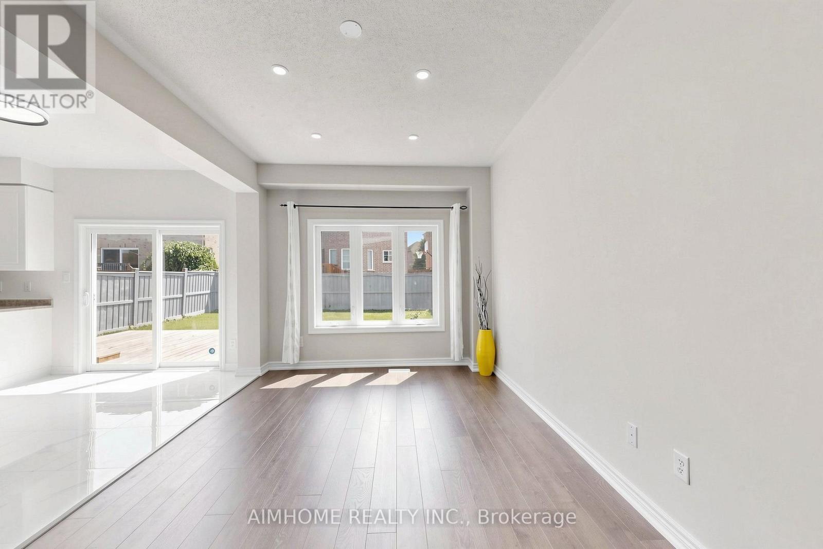 87 River Ridge Boulevard, Aurora, Ontario  L4G 7T9 - Photo 5 - N13668886
