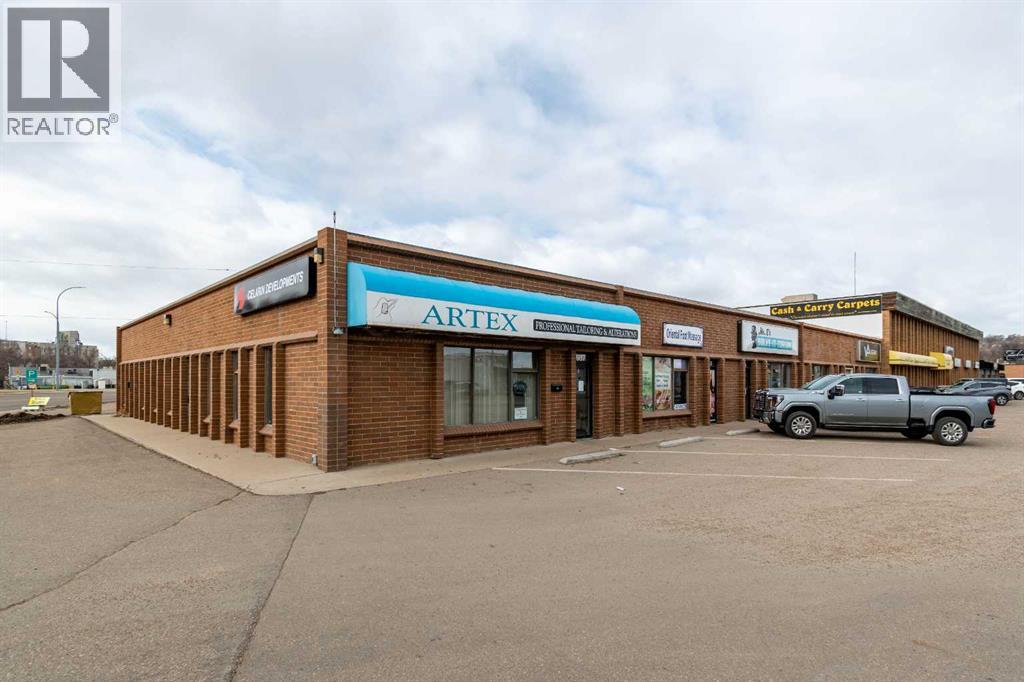 957 South Railway Street SE, Medicine Hat, Alberta  T1A 2W3 - Photo 1 - A2205194