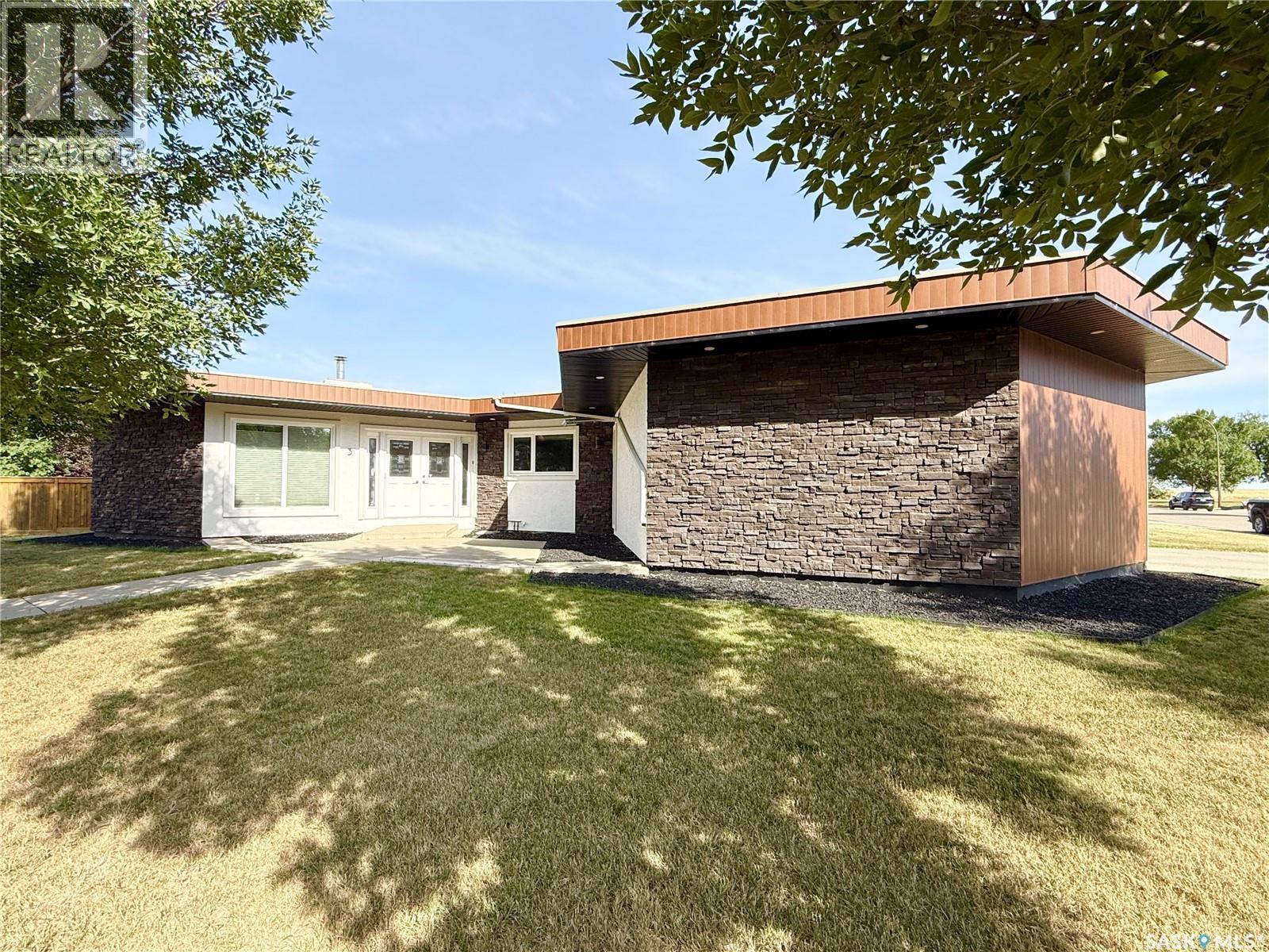 3 Mclelland Bay, Weyburn, Saskatchewan  S4H 2V3 - Photo 1 - SK045411