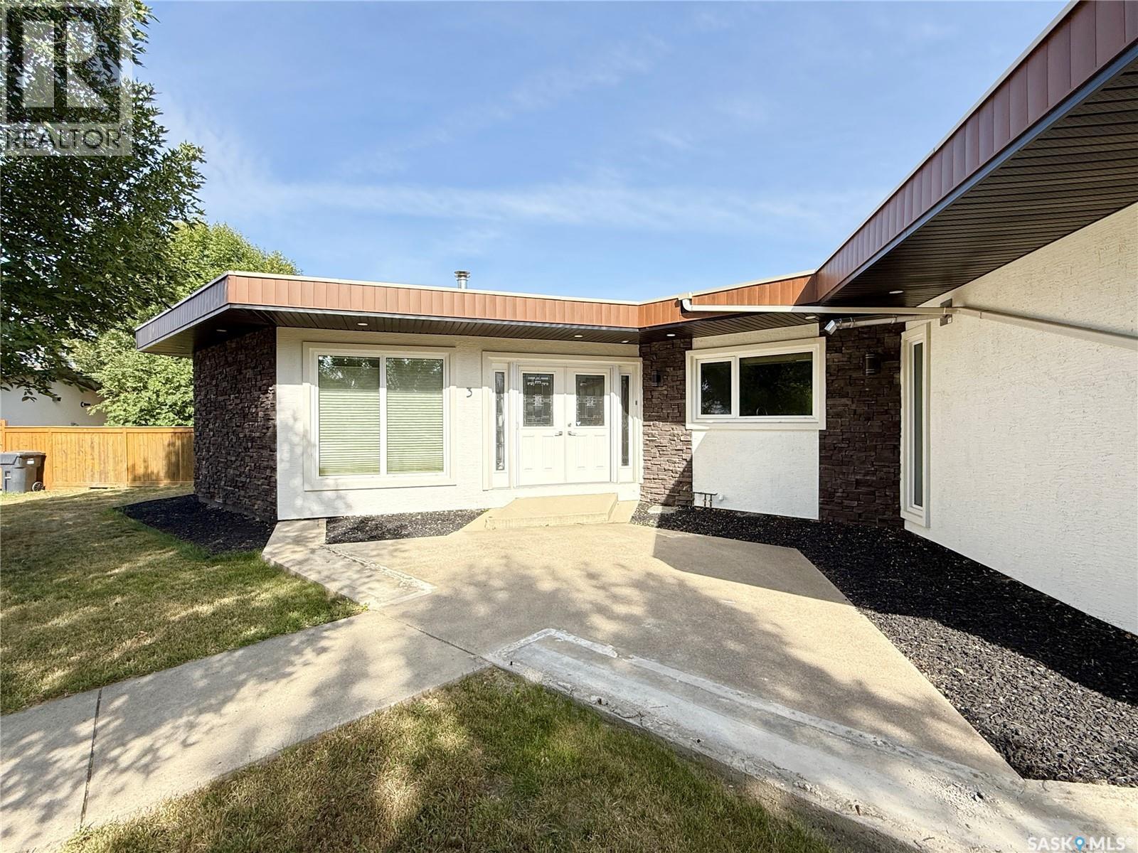 3 Mclelland Bay, Weyburn, Saskatchewan  S4H 2V3 - Photo 2 - SK045411