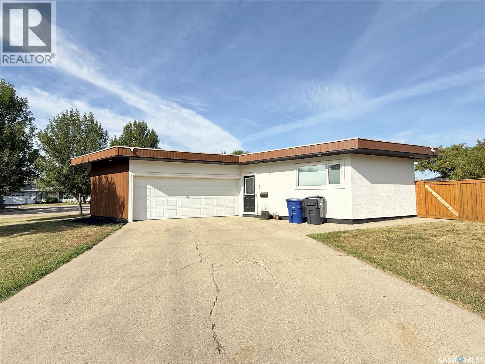 3 Mclelland Bay, Weyburn, Saskatchewan  S4H 2V3 - Photo 3 - SK045411