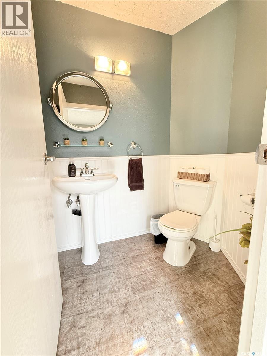 3 Mclelland Bay, Weyburn, Saskatchewan  S4H 2V3 - Photo 32 - SK045411