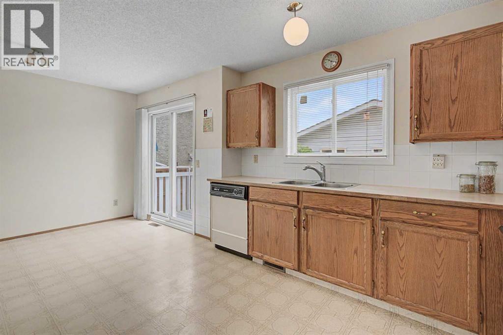 232 Erin Woods Drive Se, Calgary, Alberta  T2B 3B9 - Photo 10 - A2325376