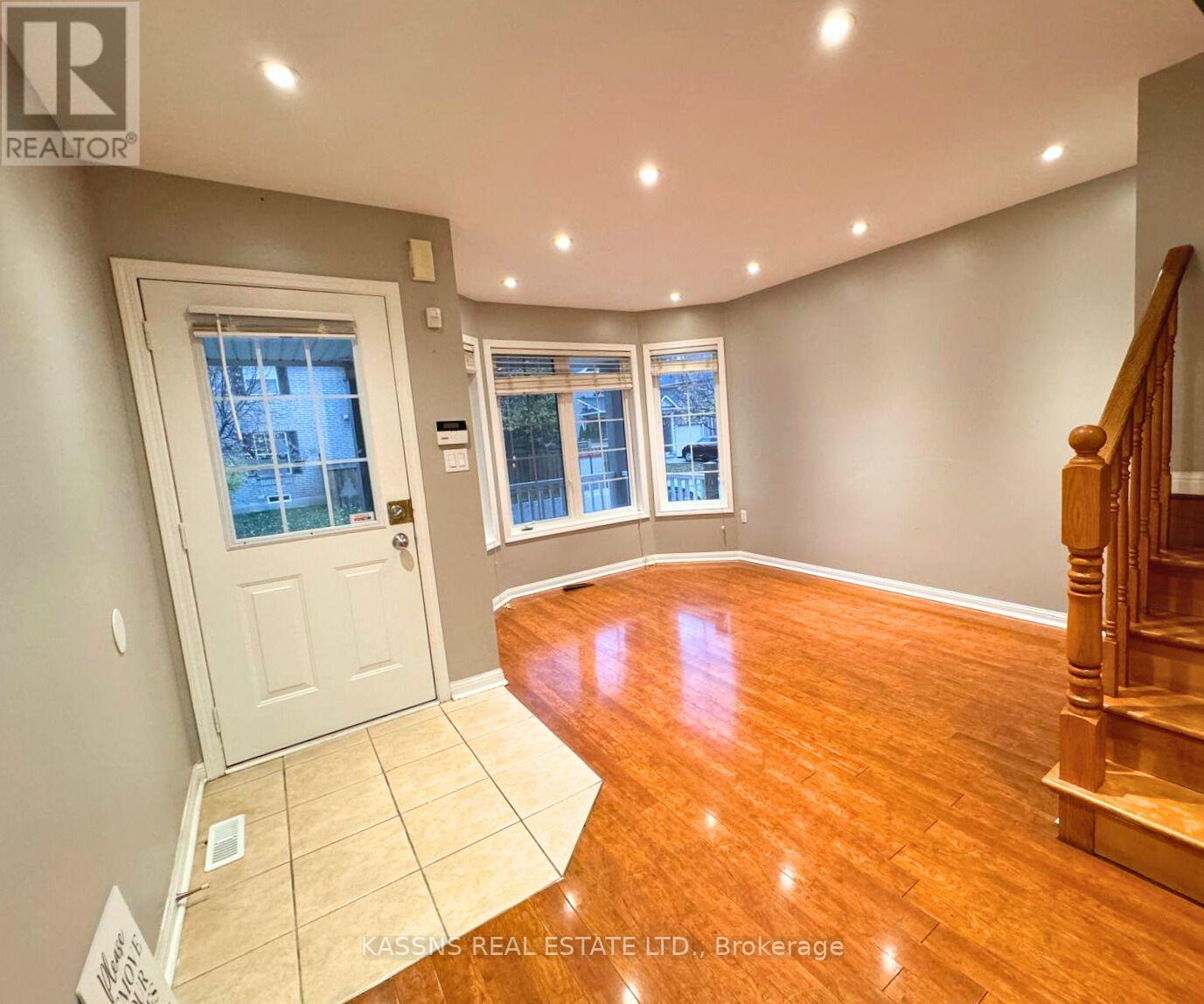 718 Irving Terrace, Milton, Ontario  L9T 6H3 - Photo 5 - W13599652